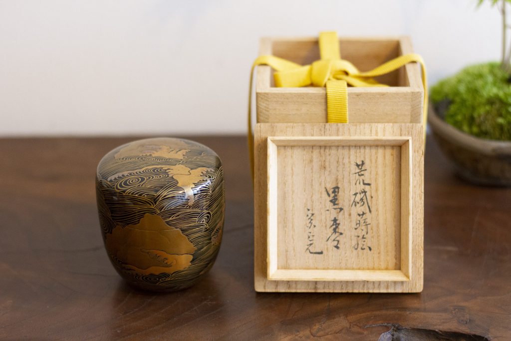 販売》岡本漆専堂作 -荒磯蒔絵黒棗- - 京都 大徳寺近くお茶道具の買取・販売・体感「さわだ」