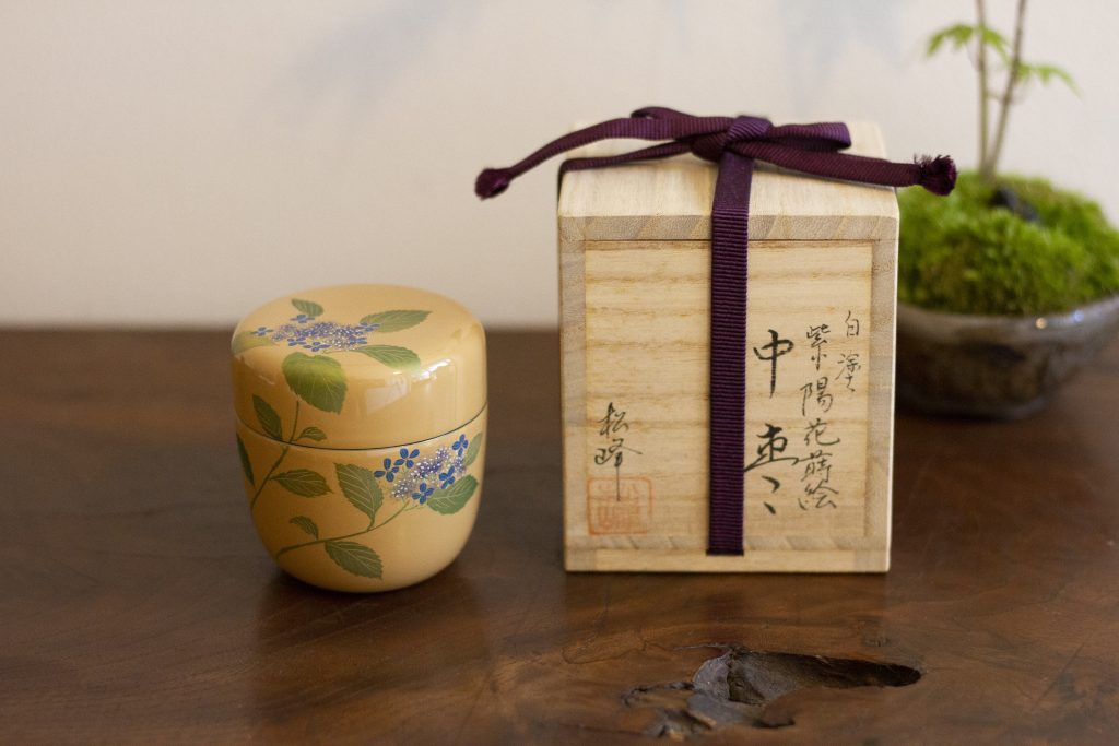 《販売》中出松峰作 -白塗紫陽花蒔絵中棗- - 京都 大徳寺近くお茶道具の買取・販売・体感「さわだ」