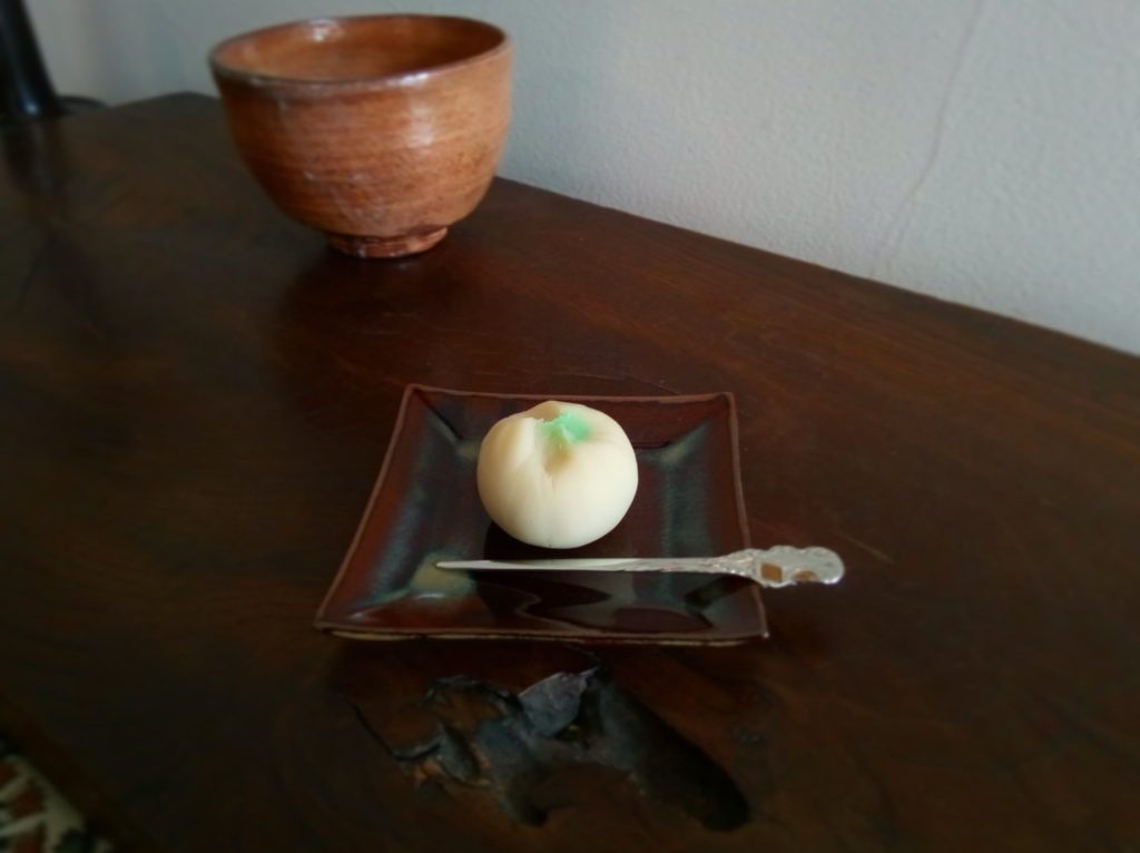 練りきり、下萌(したもえ)